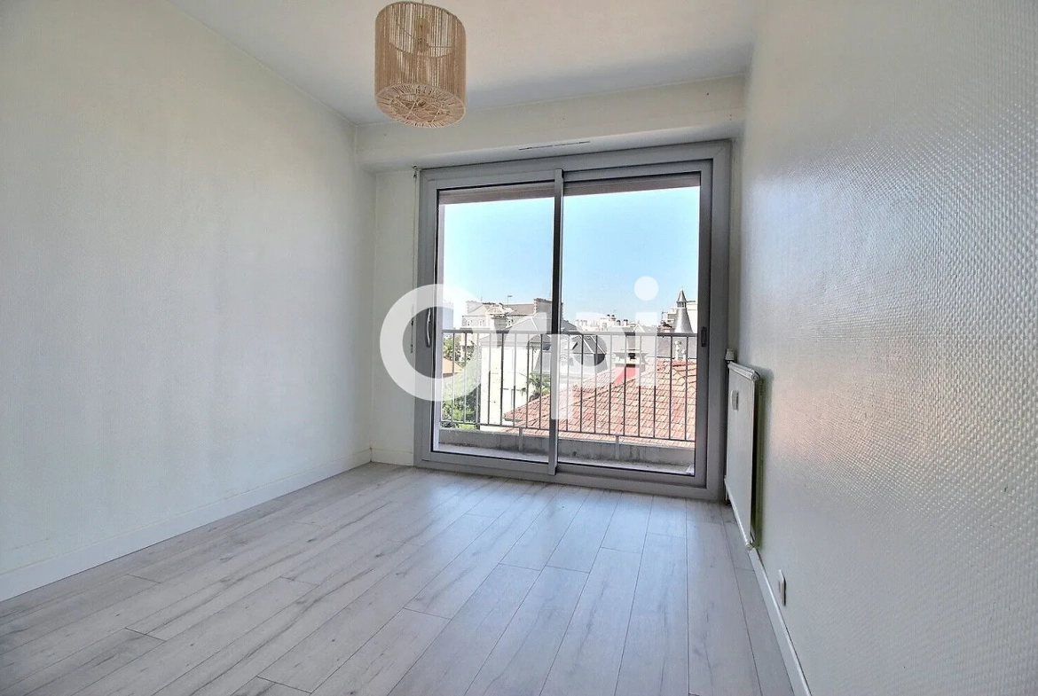 Appartement de 57 m² au centre de Pau avec balcon, cave et parking 