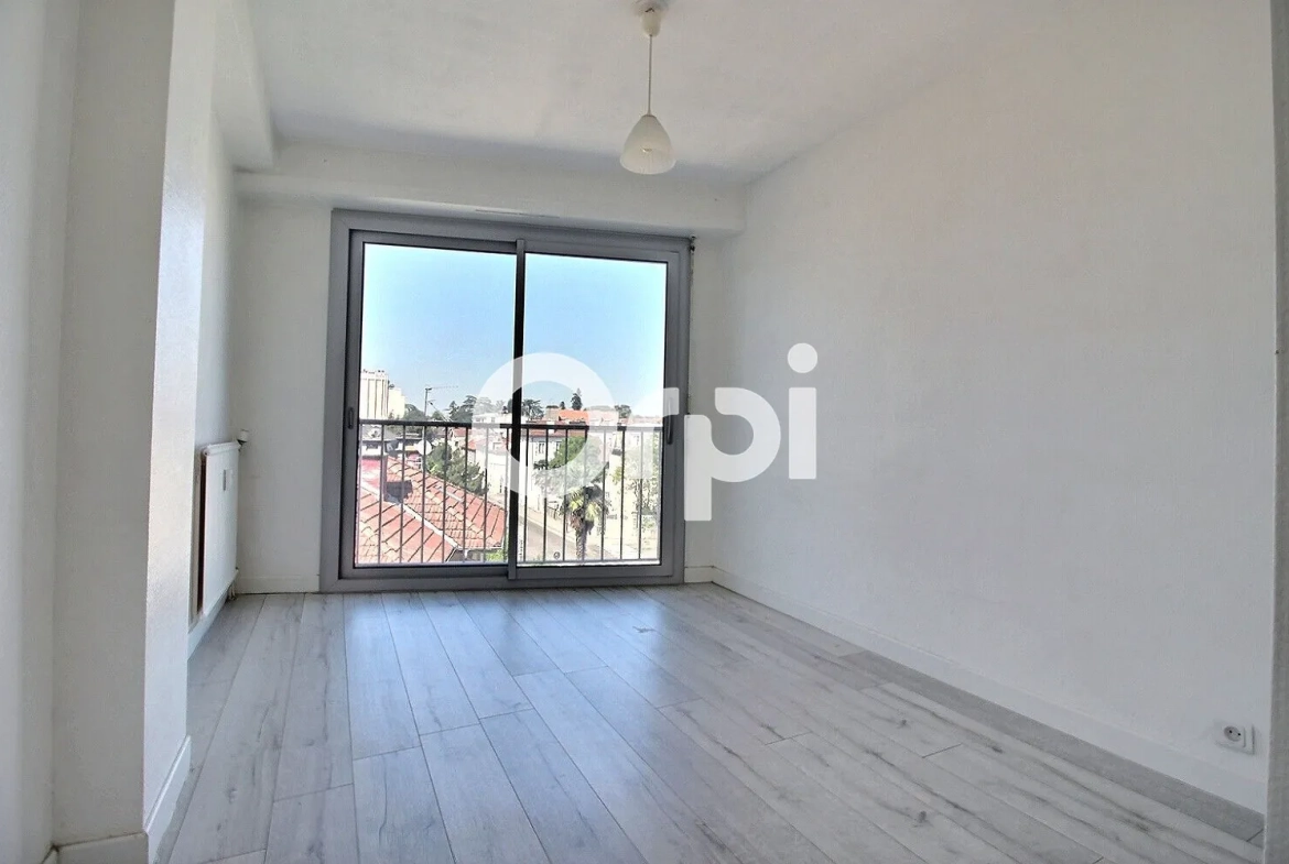 Appartement de 57 m² au centre de Pau avec balcon, cave et parking 