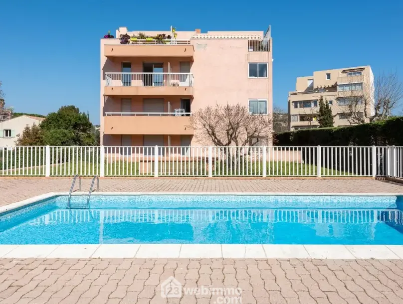 Appartement à Sainte-Maxime de 25m² avec terrasse, piscine et emplacement idéal 