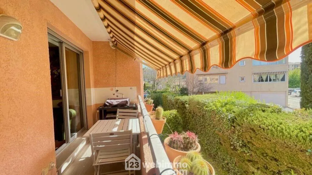 Appartement à Sainte-Maxime de 25m² avec terrasse, piscine et emplacement idéal 