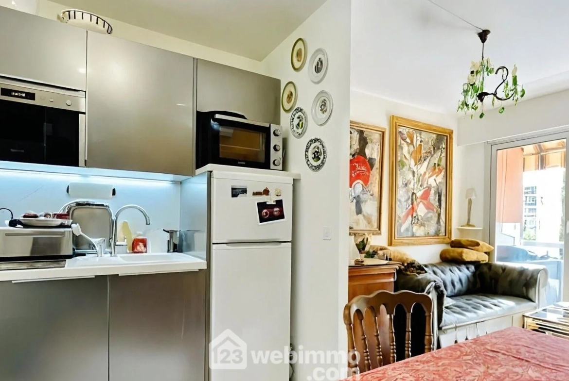 Appartement à Sainte-Maxime de 25m² avec terrasse, piscine et emplacement idéal 