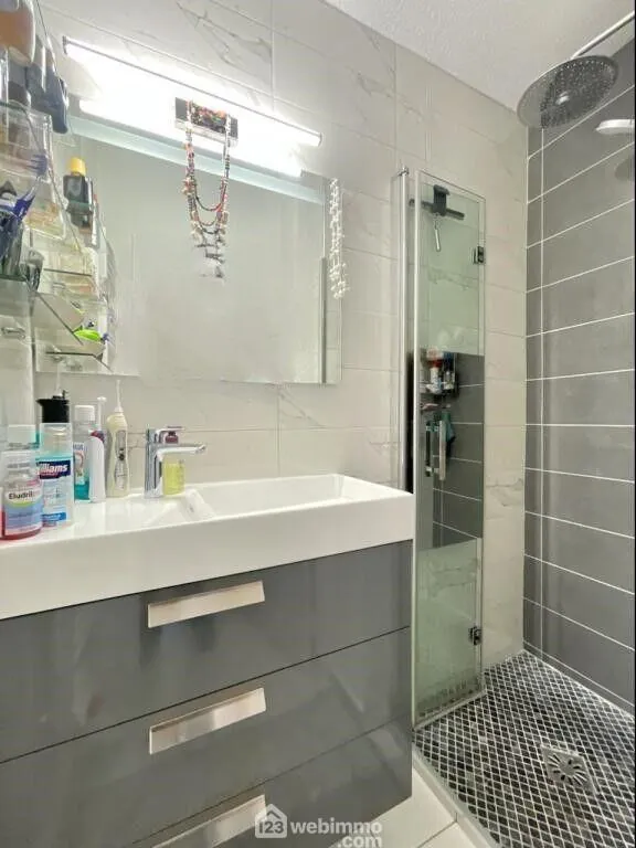 Appartement à Sainte-Maxime de 25m² avec terrasse, piscine et emplacement idéal 