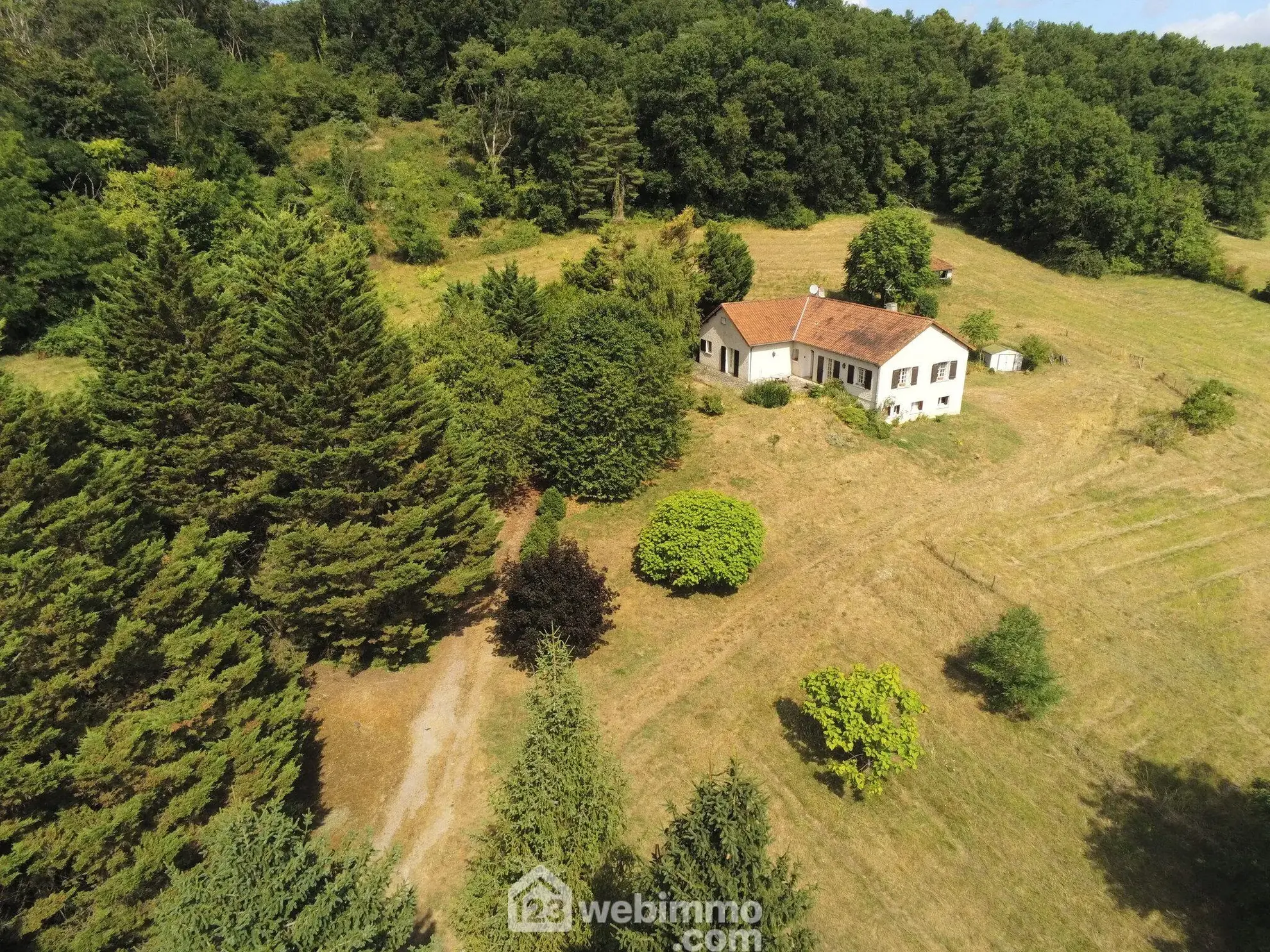 Maison de plain-pied à Vaux-sur-Vienne de 181 m² avec grand terrain 