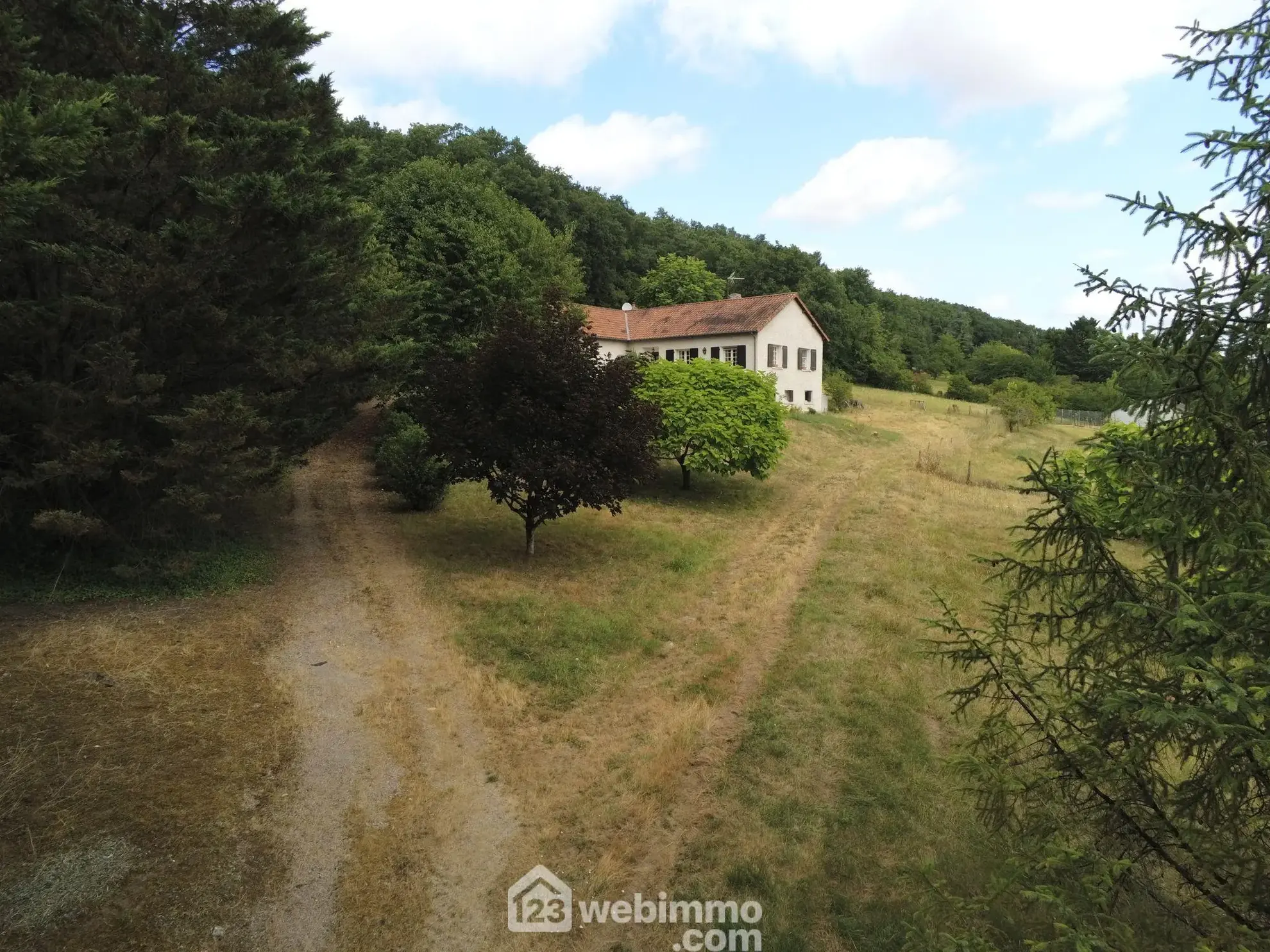 Maison de plain-pied à Vaux-sur-Vienne de 181 m² avec grand terrain 