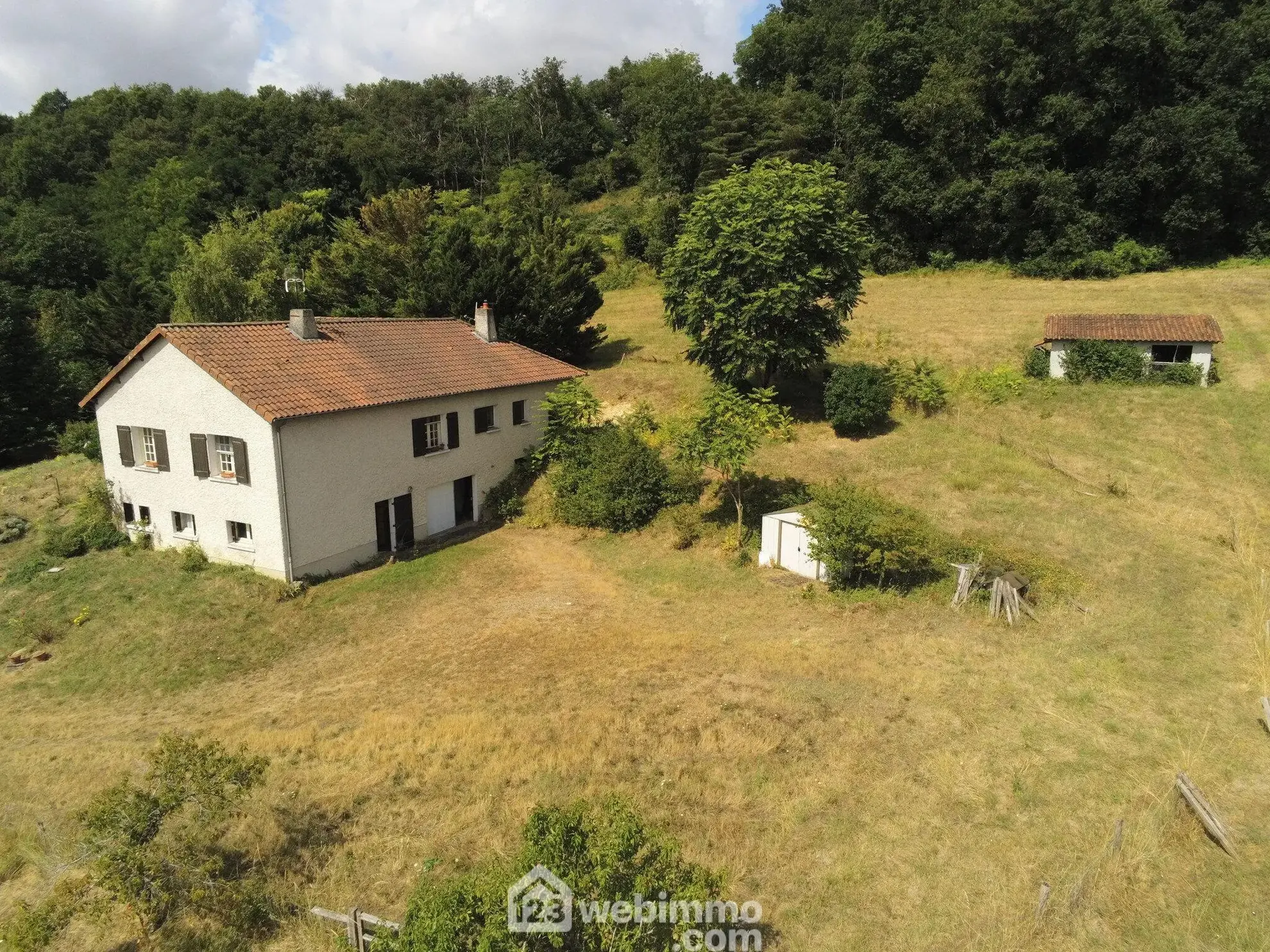 Maison de plain-pied à Vaux-sur-Vienne de 181 m² avec grand terrain 