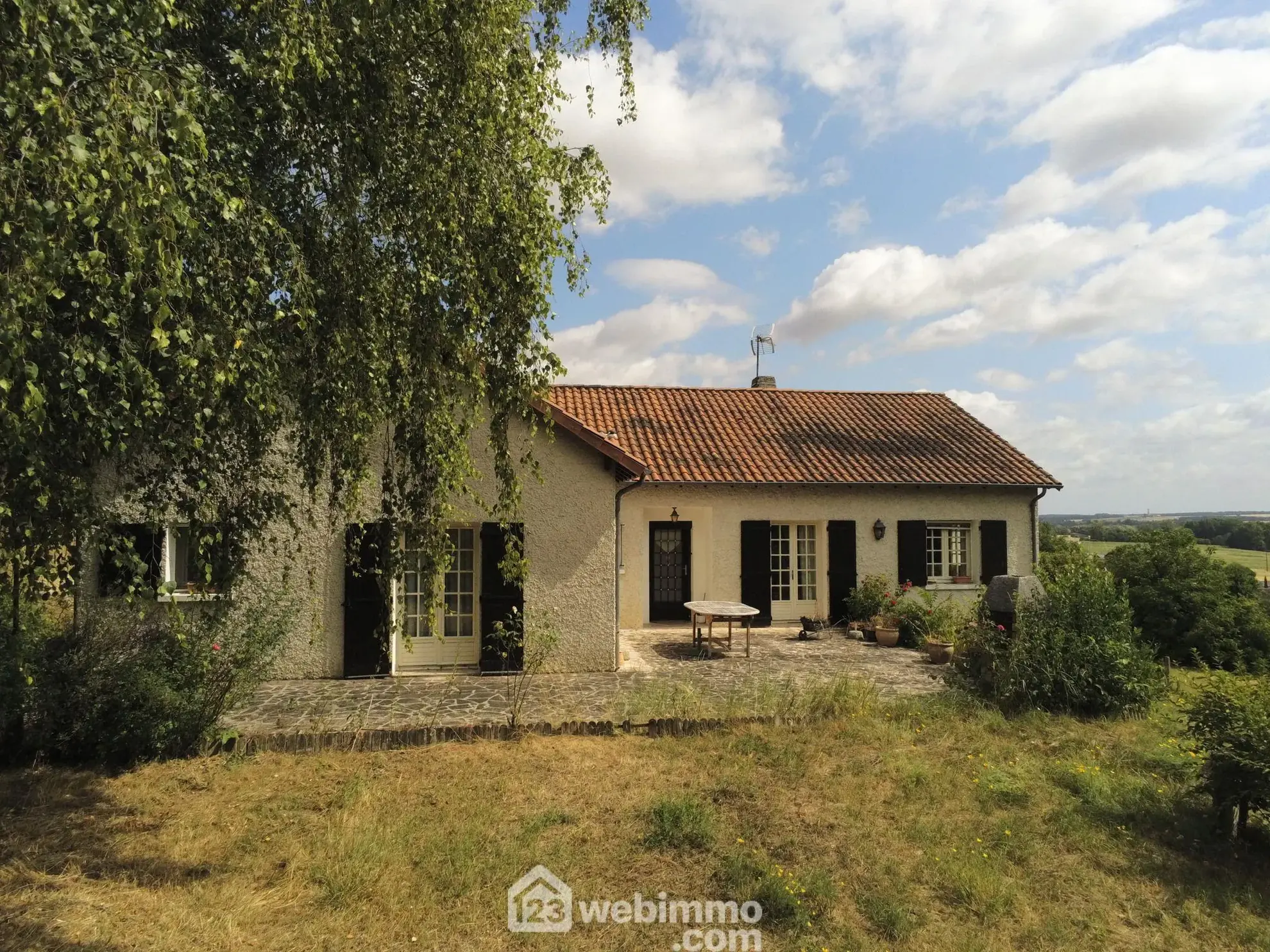 Maison de plain-pied à Vaux-sur-Vienne de 181 m² avec grand terrain 