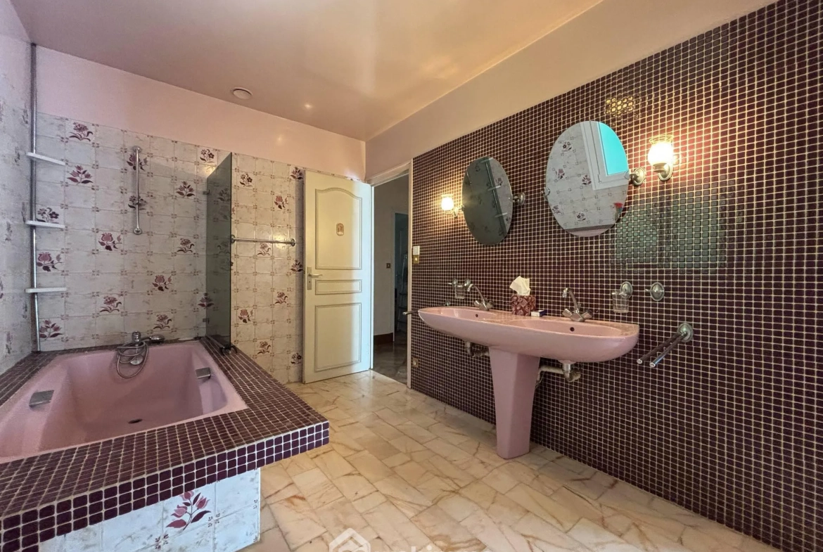 Maison de plain-pied à Vaux-sur-Vienne de 181 m² avec grand terrain 