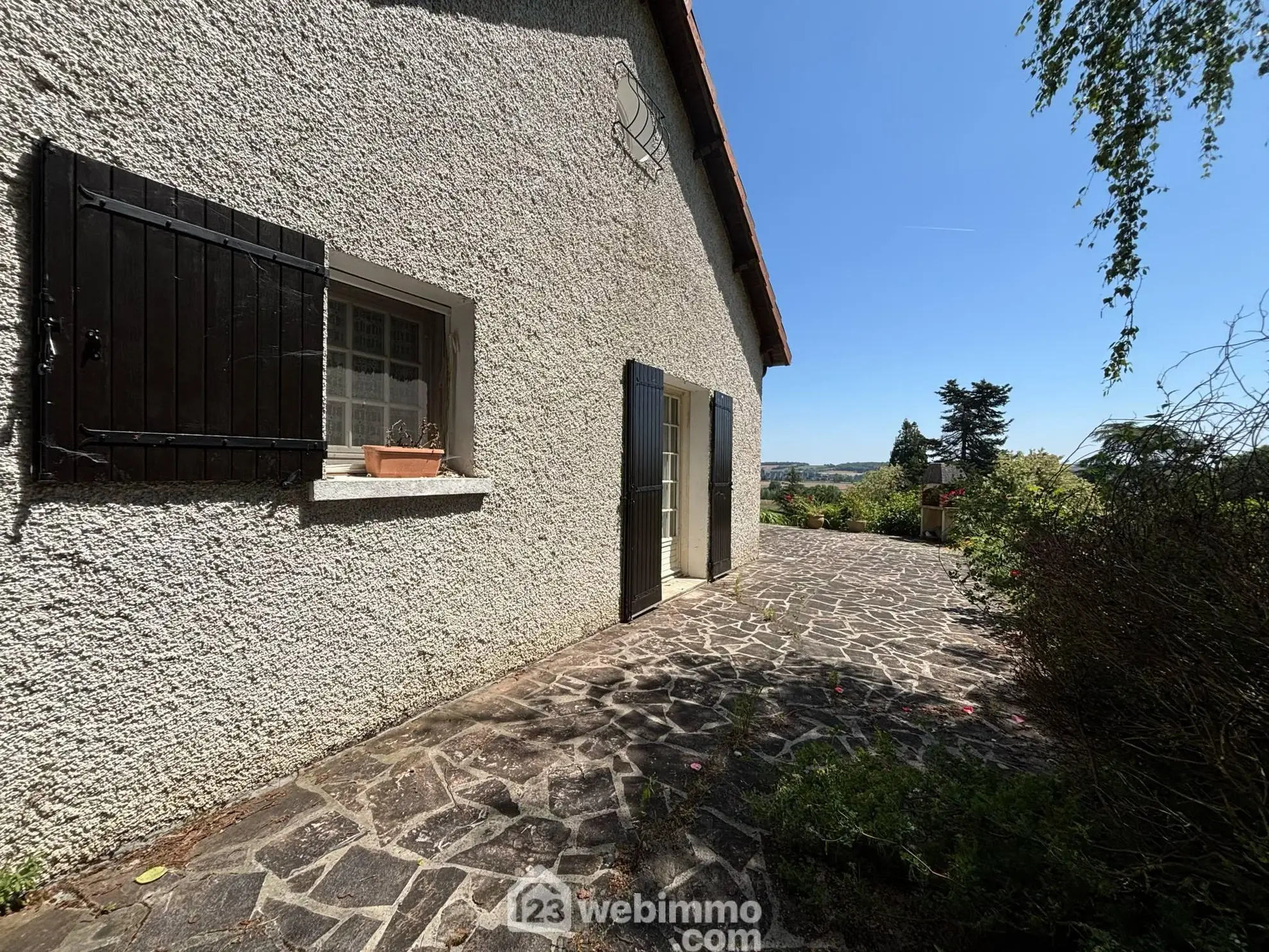 Maison de plain-pied à Vaux-sur-Vienne de 181 m² avec grand terrain 