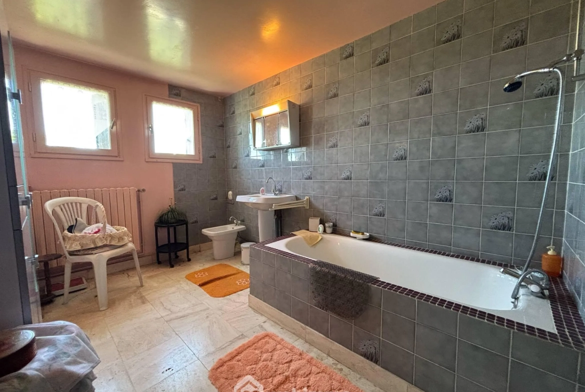 Maison de plain-pied à Vaux-sur-Vienne de 181 m² avec grand terrain 