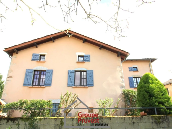 Charmante maison en pierre avec cour à Bourgvillain - 165 m²