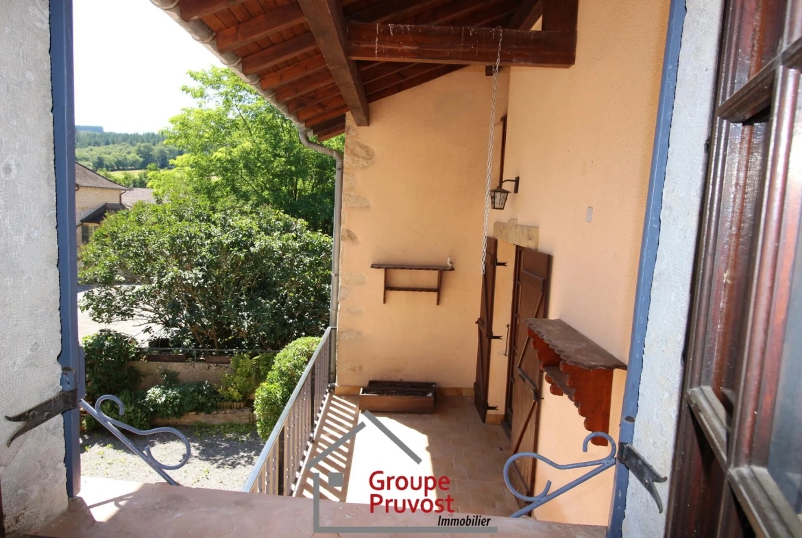 Charmante maison en pierre avec cour à Bourgvillain - 165 m² 