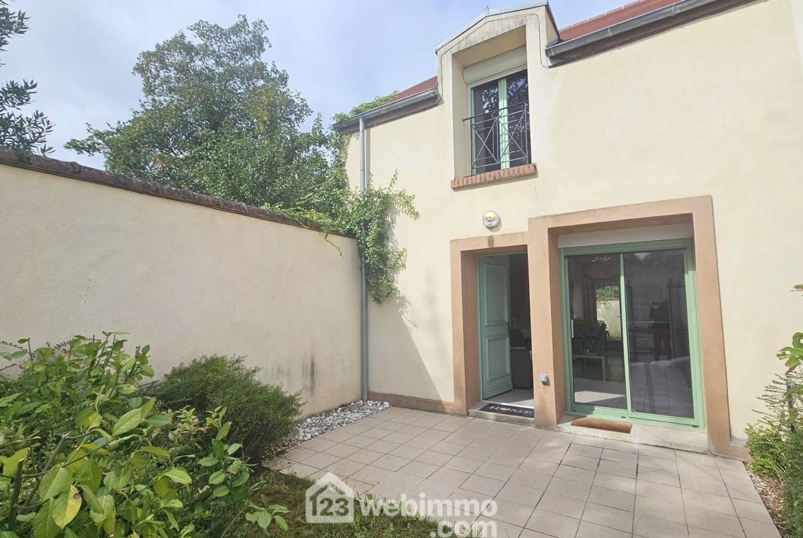 Maison de 65 m² avec jardins et terrasses à Arbonne-la-Forêt 