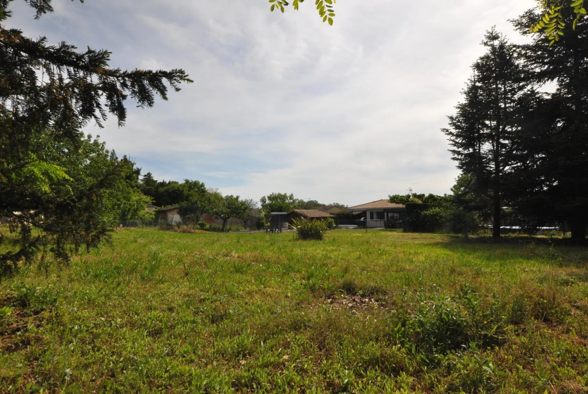 Terrain à bâtir de 1000 m² à Portets, centre-ville, lotissement privé 