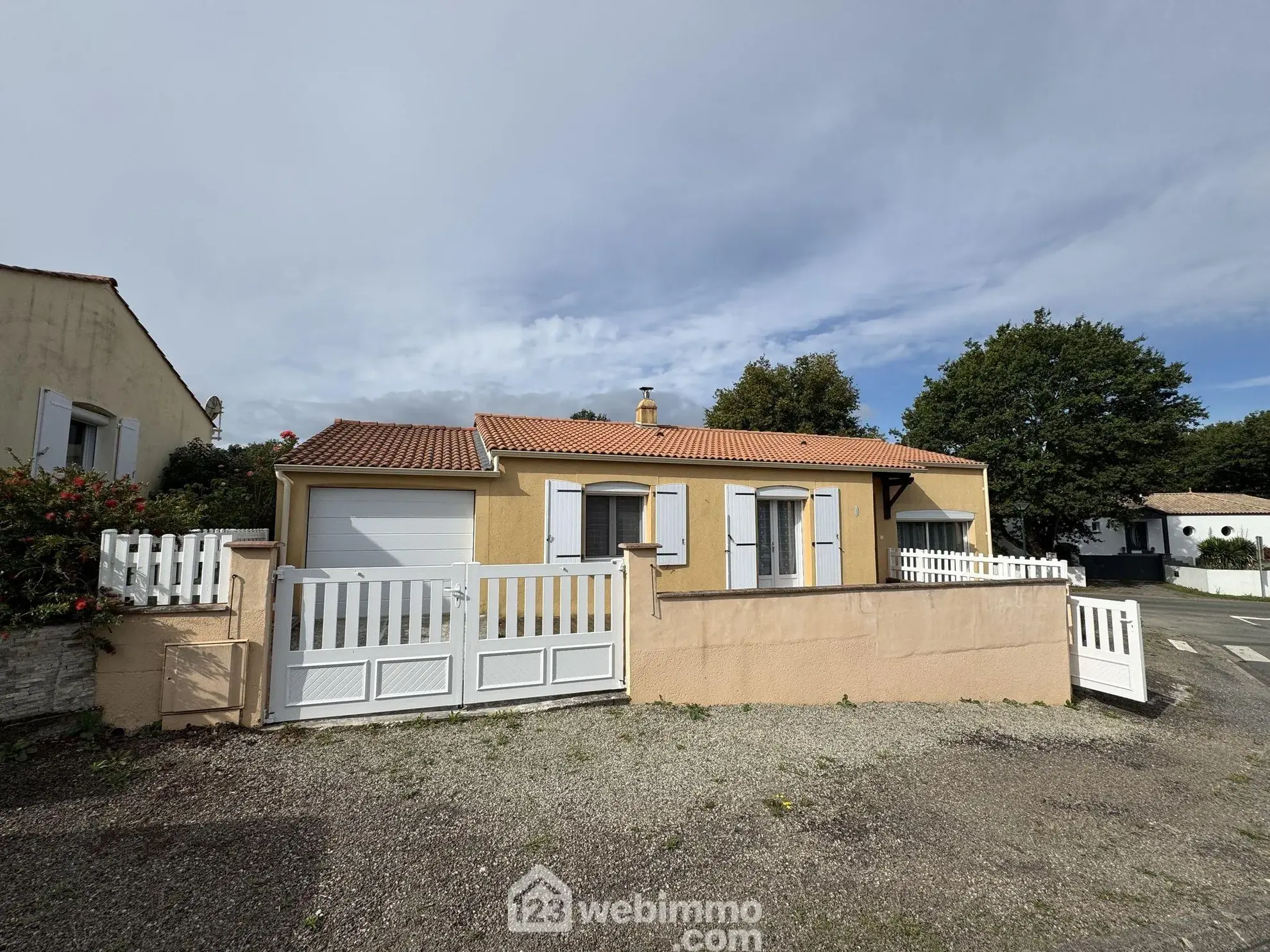 Maison de plain-pied lumineuse de 79 m² à Poiroux avec jardin 