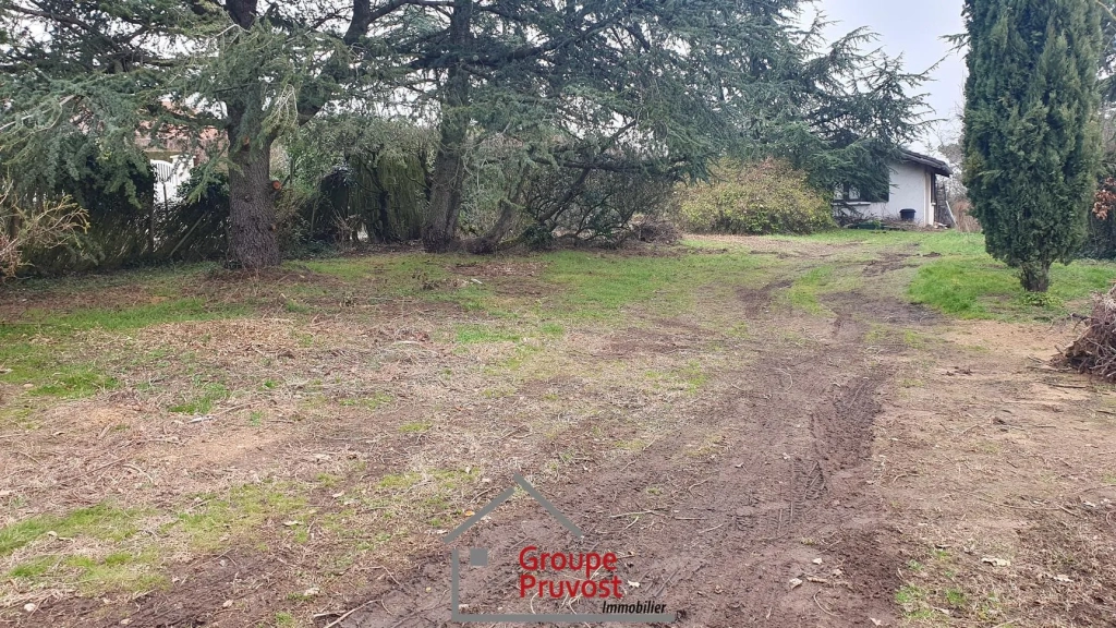 Terrain constructible de 700 m² à Vaugneray, au calme et prêt à bâtir