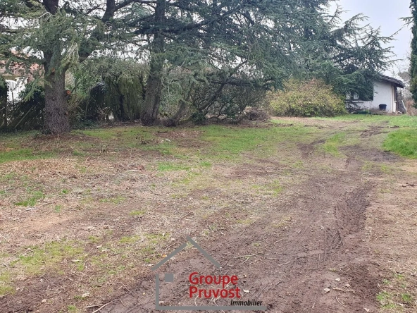 Terrain constructible de 700 m² à Vaugneray, au calme et prêt à bâtir
