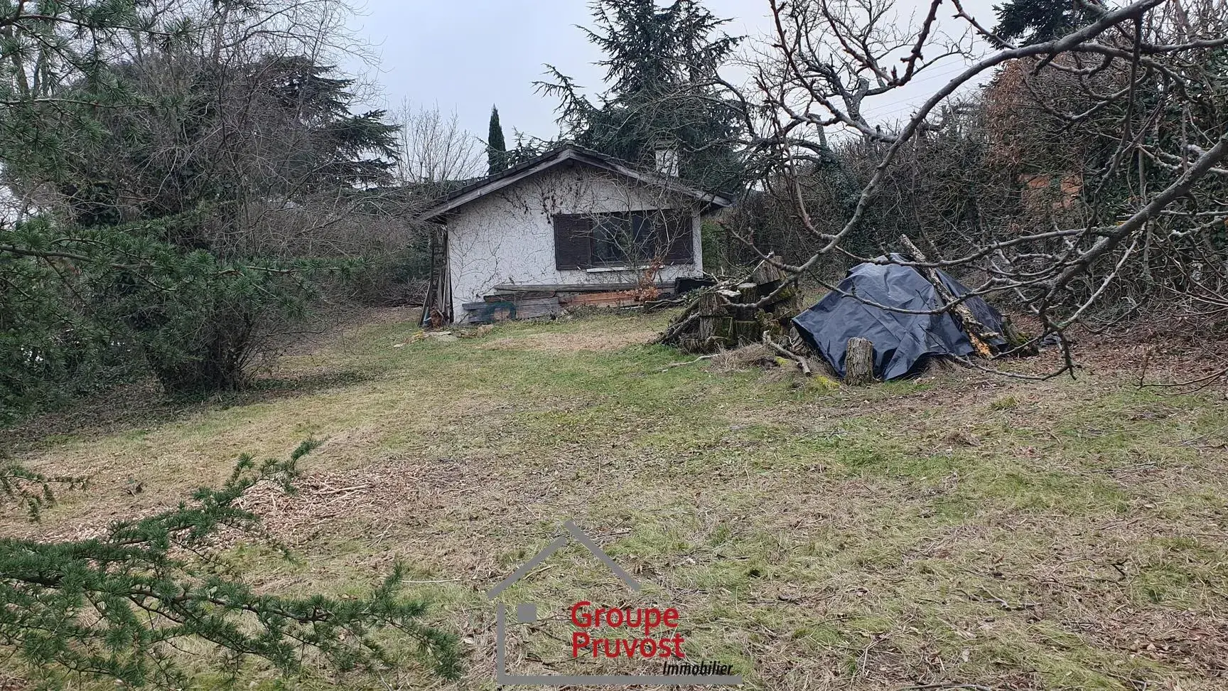 Terrain constructible de 700 m² à Vaugneray, au calme et prêt à bâtir 