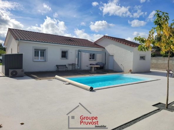 Villa moderne récente avec piscine et panneaux solaires à Ouches près de Roanne