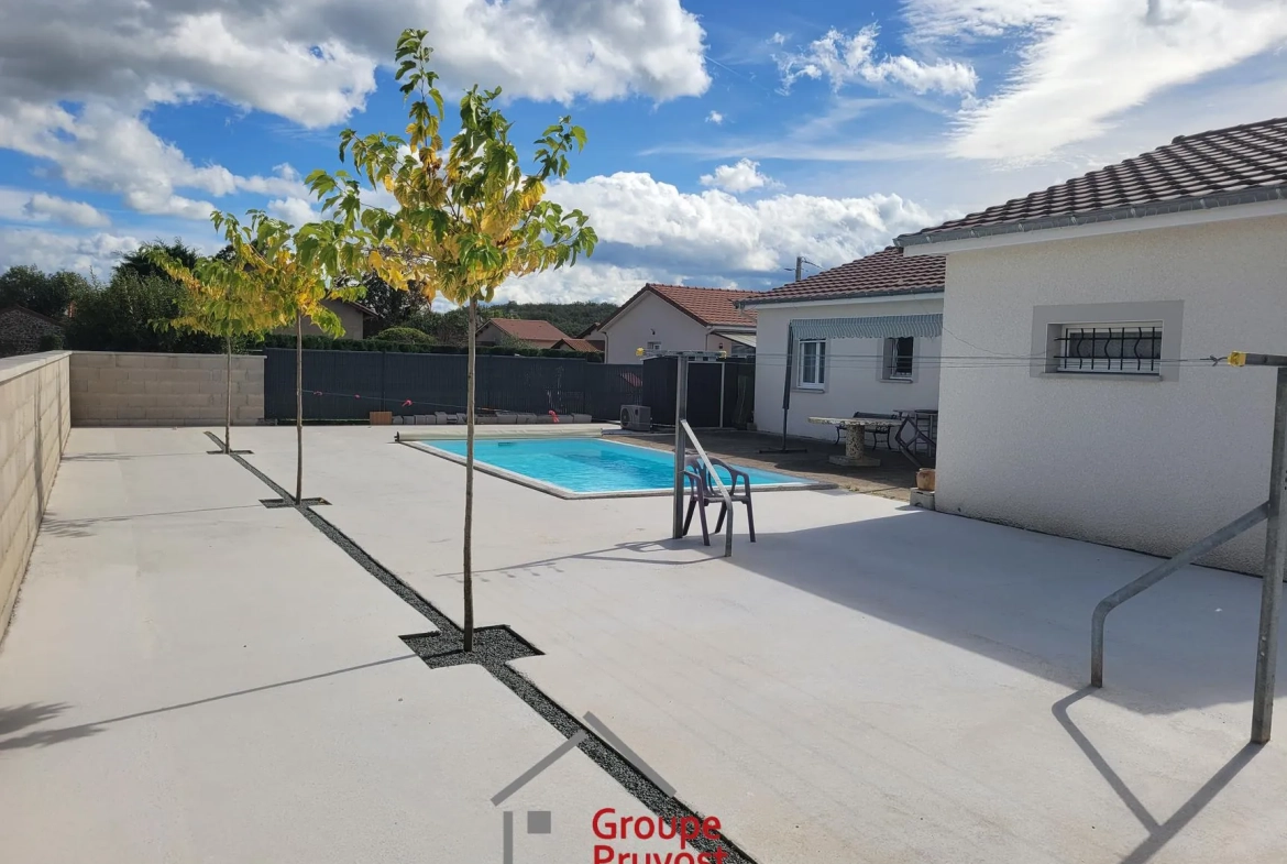 Villa moderne récente avec piscine et panneaux solaires à Ouches près de Roanne 