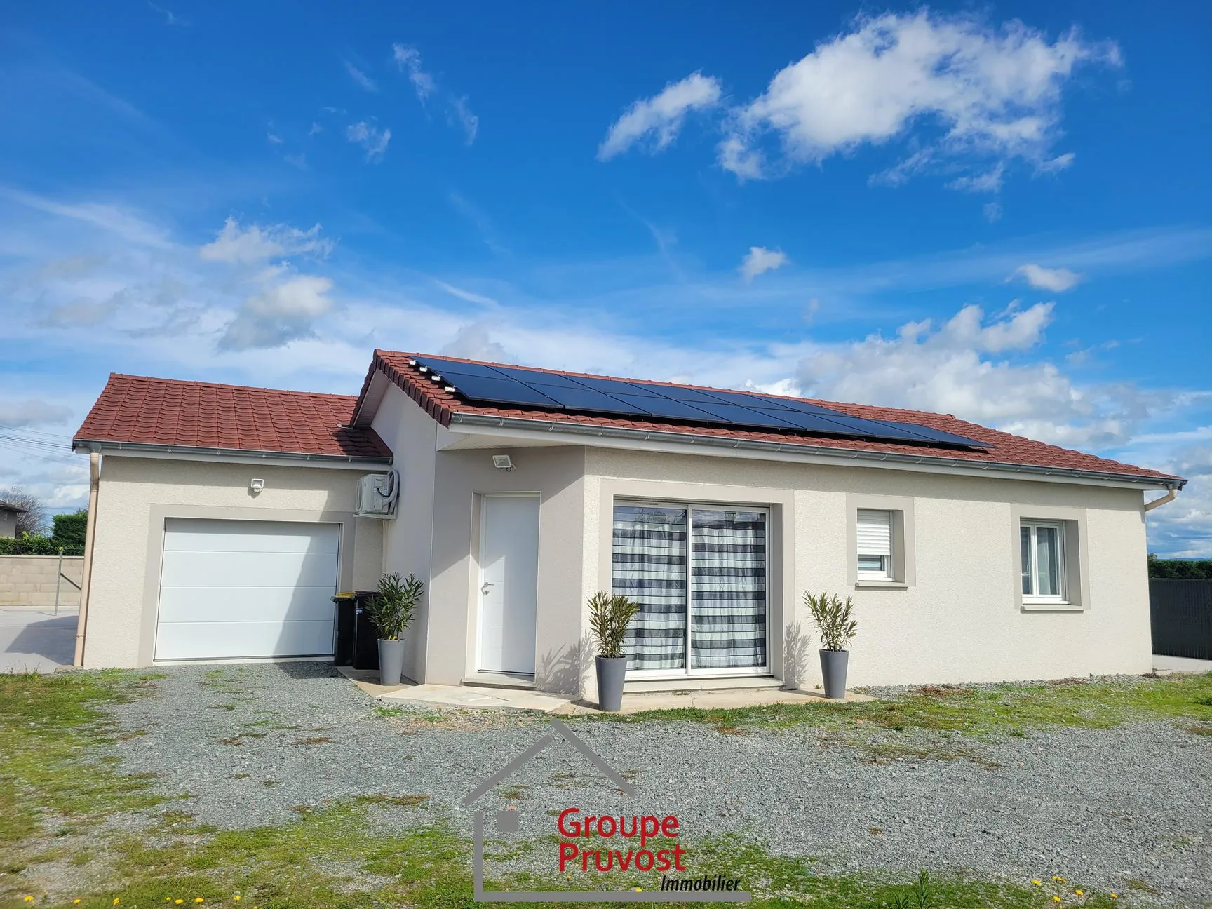 Villa moderne récente avec piscine et panneaux solaires à Ouches près de Roanne 