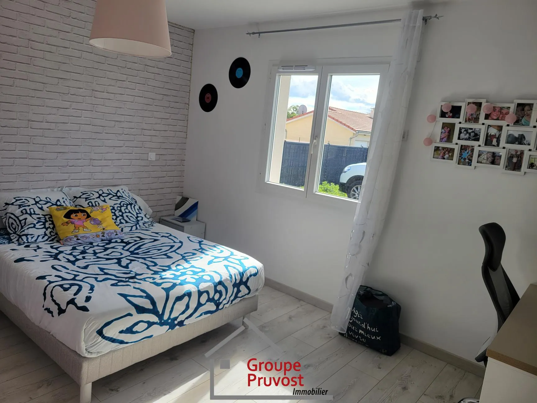 Villa moderne récente avec piscine et panneaux solaires à Ouches près de Roanne 