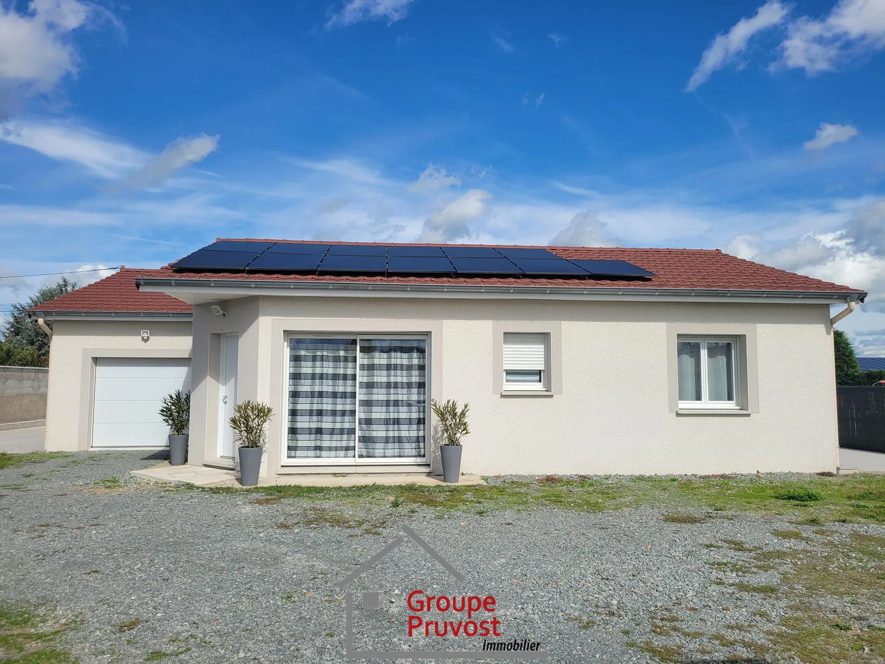 Villa moderne récente avec piscine et panneaux solaires à Ouches près de Roanne 