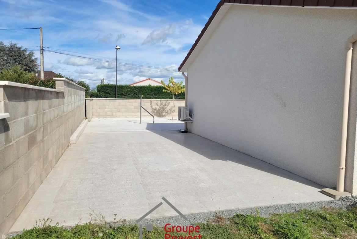 Villa moderne récente avec piscine et panneaux solaires à Ouches près de Roanne 