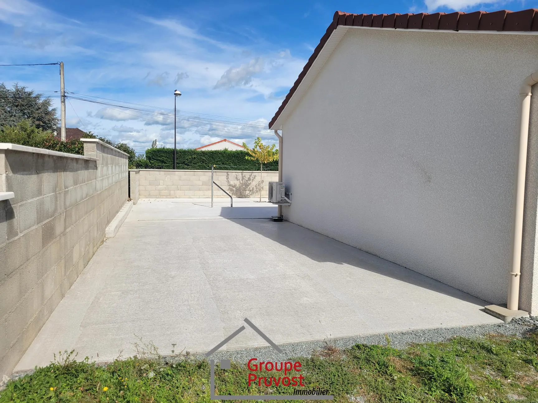 Villa moderne récente avec piscine et panneaux solaires à Ouches près de Roanne 