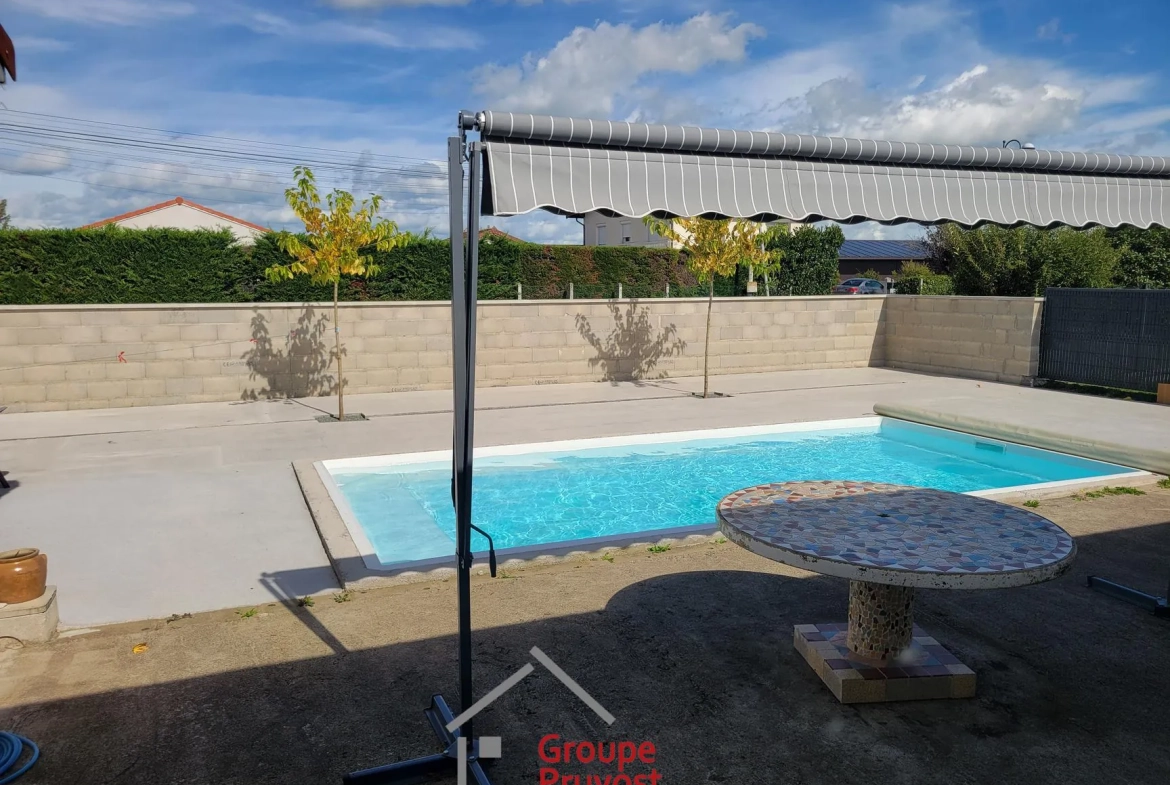 Villa moderne récente avec piscine et panneaux solaires à Ouches près de Roanne 
