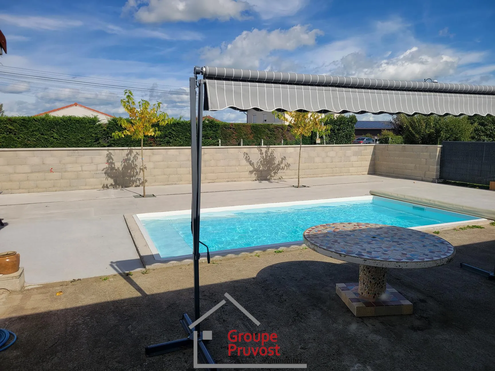 Villa moderne récente avec piscine et panneaux solaires à Ouches près de Roanne 