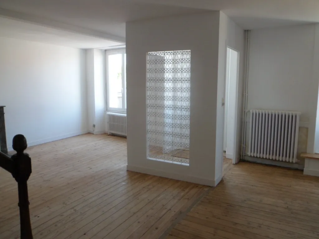 Maison rénovée à Pouzauges avec cour et patio, idéal investissement ou premier achat 