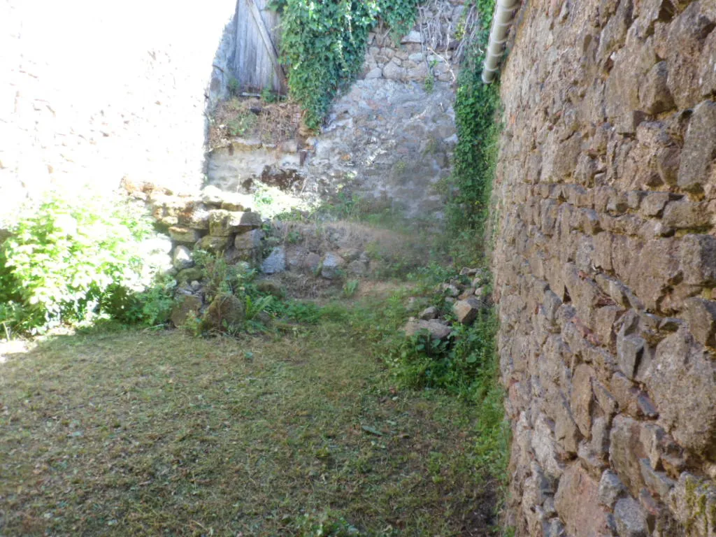 Maison rénovée à Pouzauges avec cour et patio, idéal investissement ou premier achat 