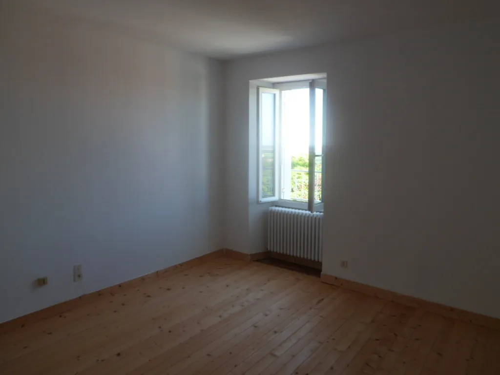 Maison rénovée à Pouzauges avec cour et patio, idéal investissement ou premier achat 