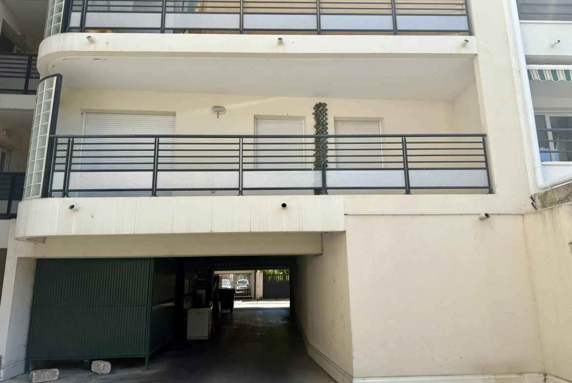 Appartement T3 de 61 m² avec terrasse et double box à Sète 