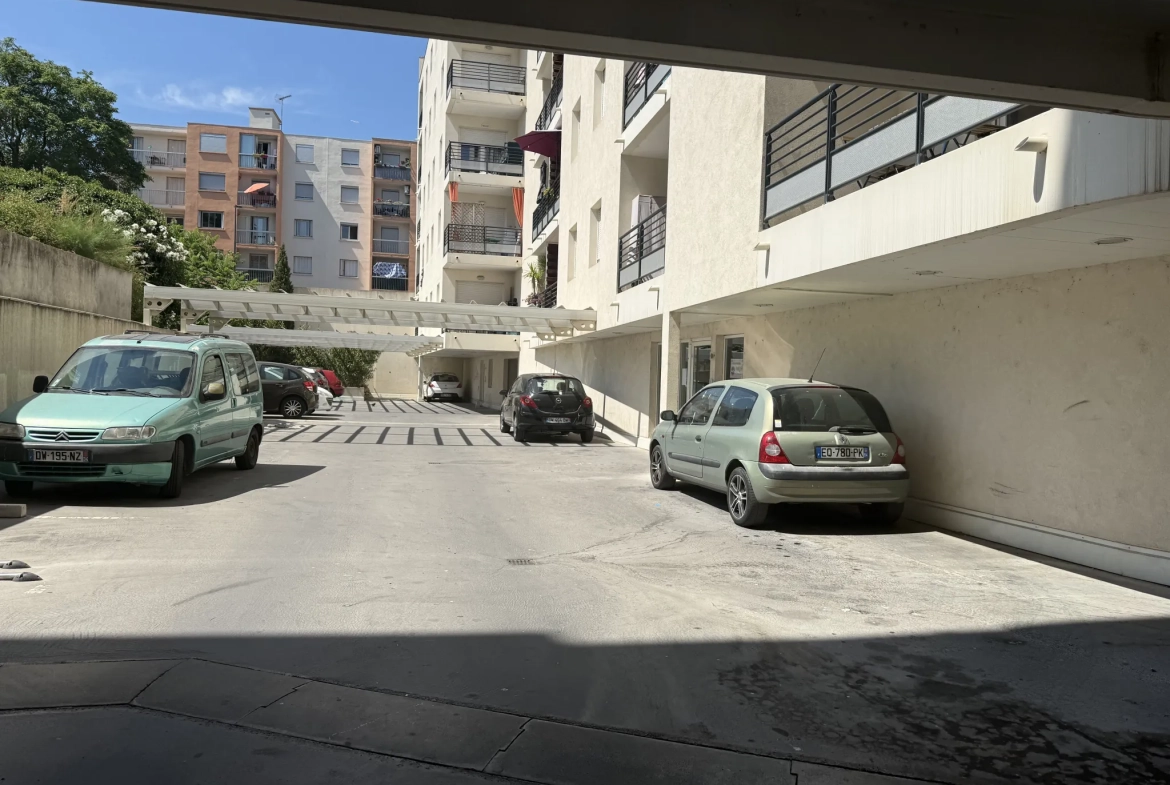 Appartement T3 de 61 m² avec terrasse et double box à Sète 