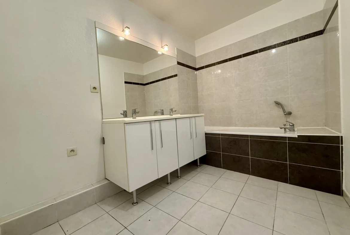 Appartement T3 de 61 m² avec terrasse et double box à Sète 