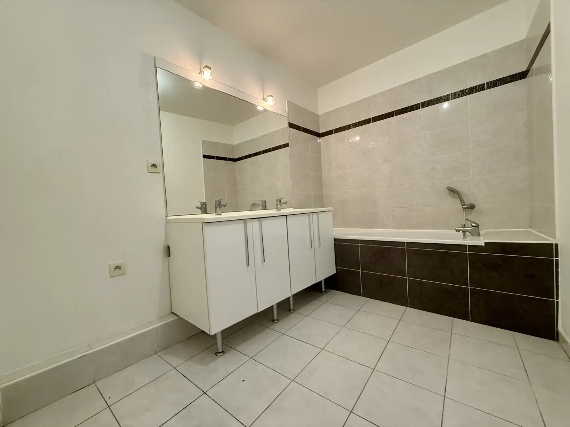 Appartement T3 de 61 m² avec terrasse et double box à Sète 