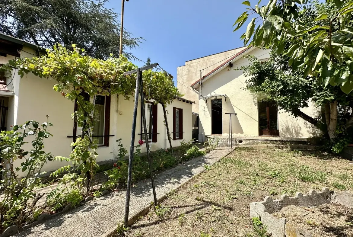 Maison à vendre à Beaumont de 94 m2 avec deux habitations et terrain arboré 