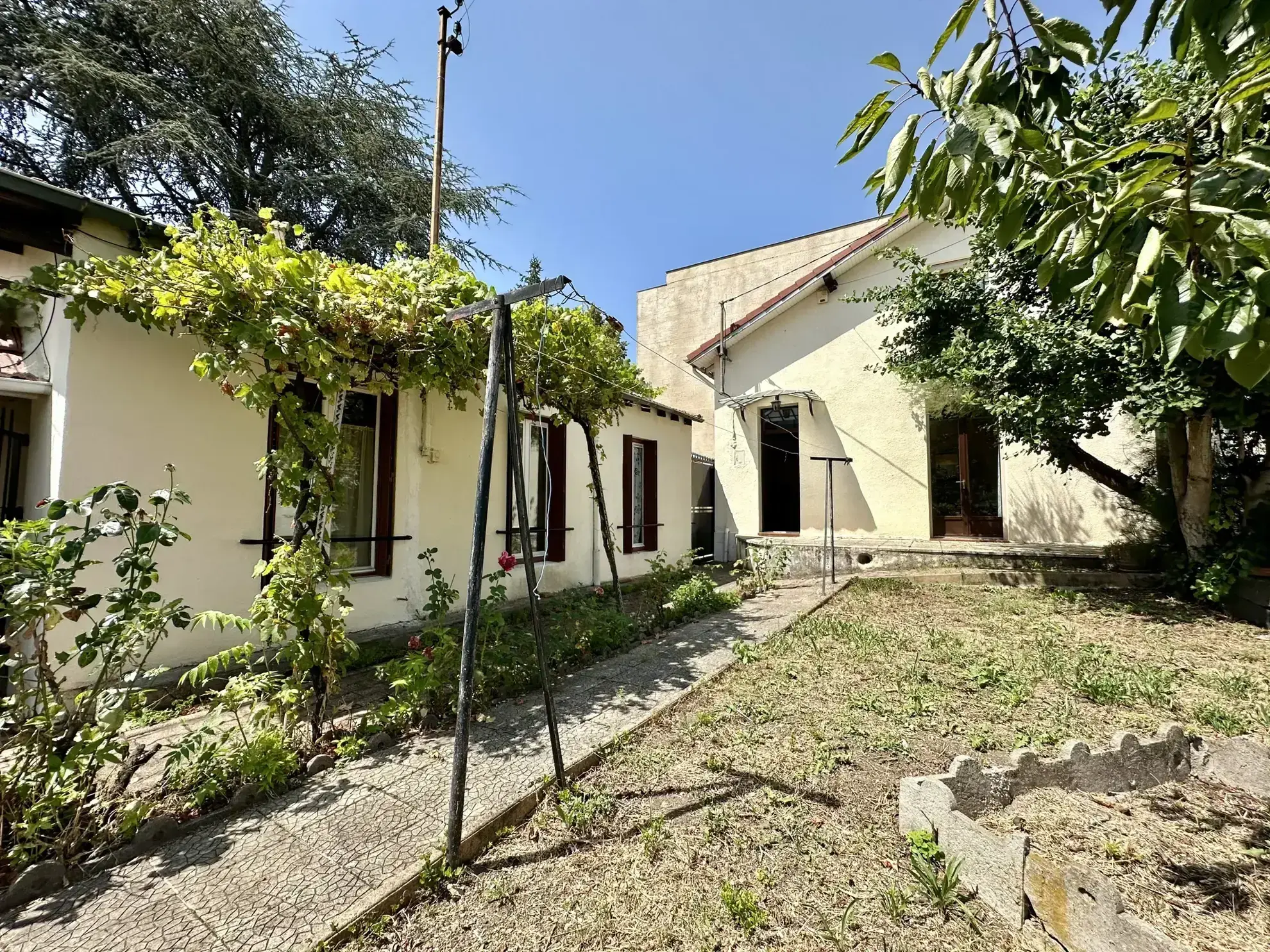 Maison à vendre à Beaumont de 94 m2 avec deux habitations et terrain arboré 