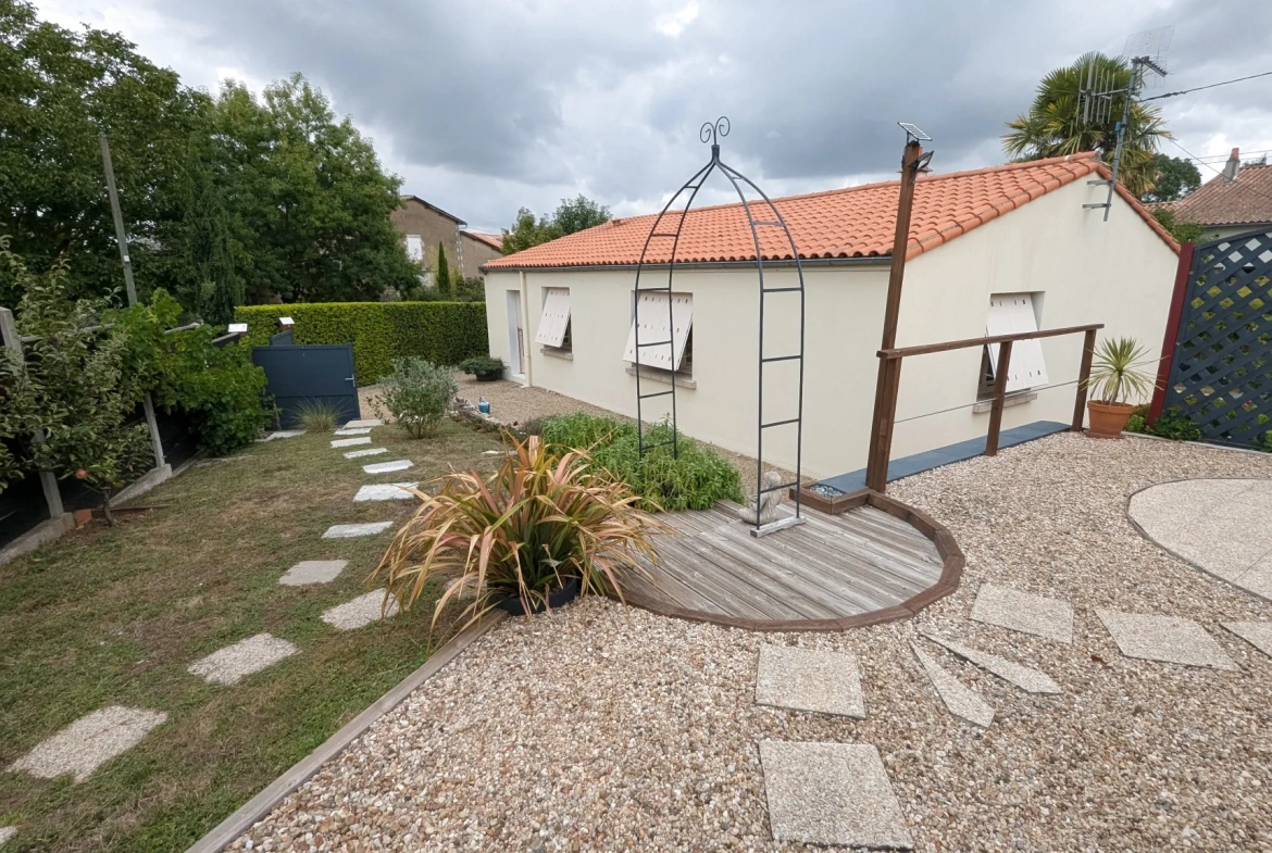 Maison 3 chambres avec dépendances à Sansais - Calme et environnement agréable 