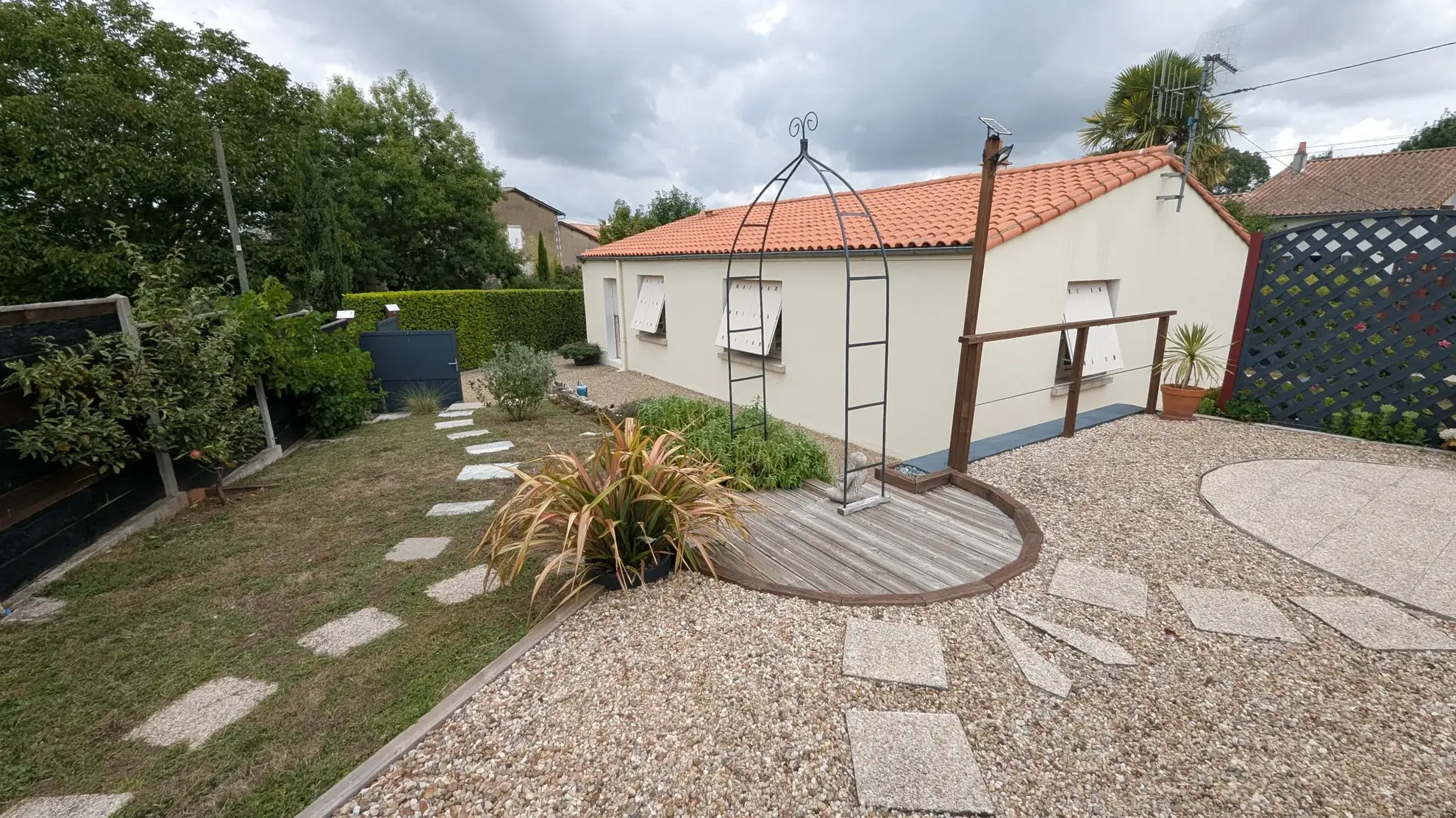 Maison 3 chambres avec dépendances à Sansais - Calme et environnement agréable 