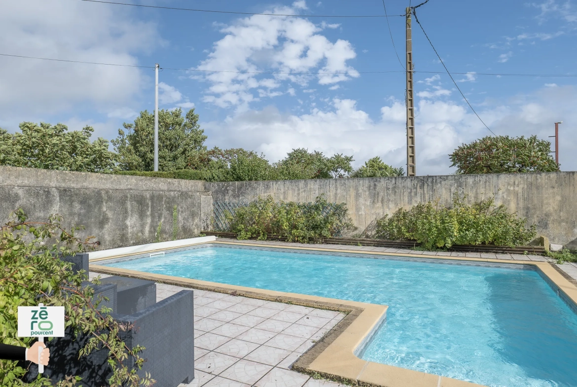 Maison familiale avec dépendance et piscine à Triaize - 238 m² 