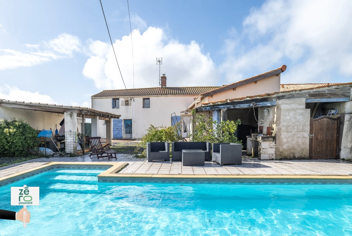 Maison familiale avec dépendance et piscine à Triaize - 238 m² 