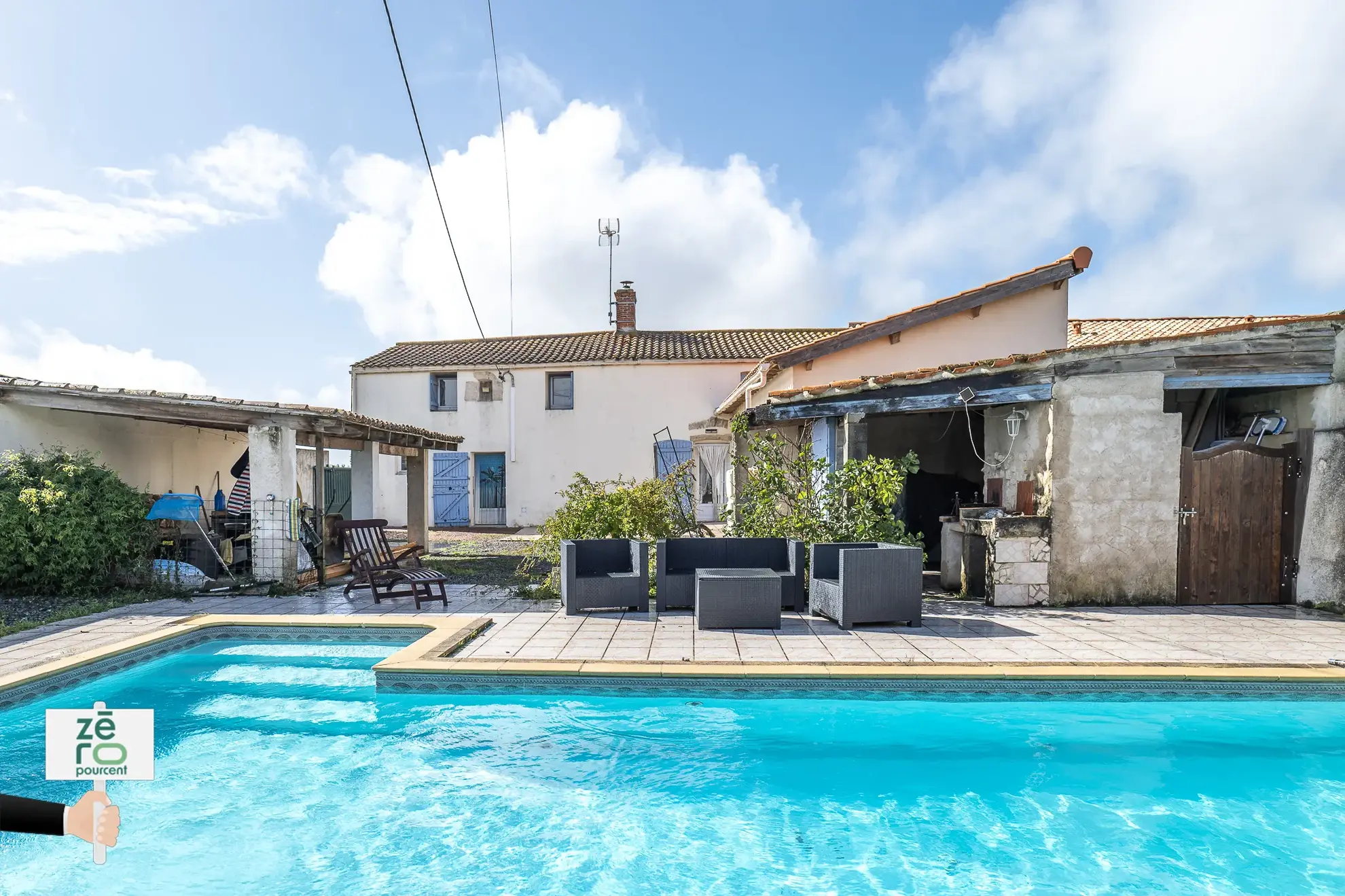 Maison familiale avec dépendance et piscine à Triaize - 238 m² 