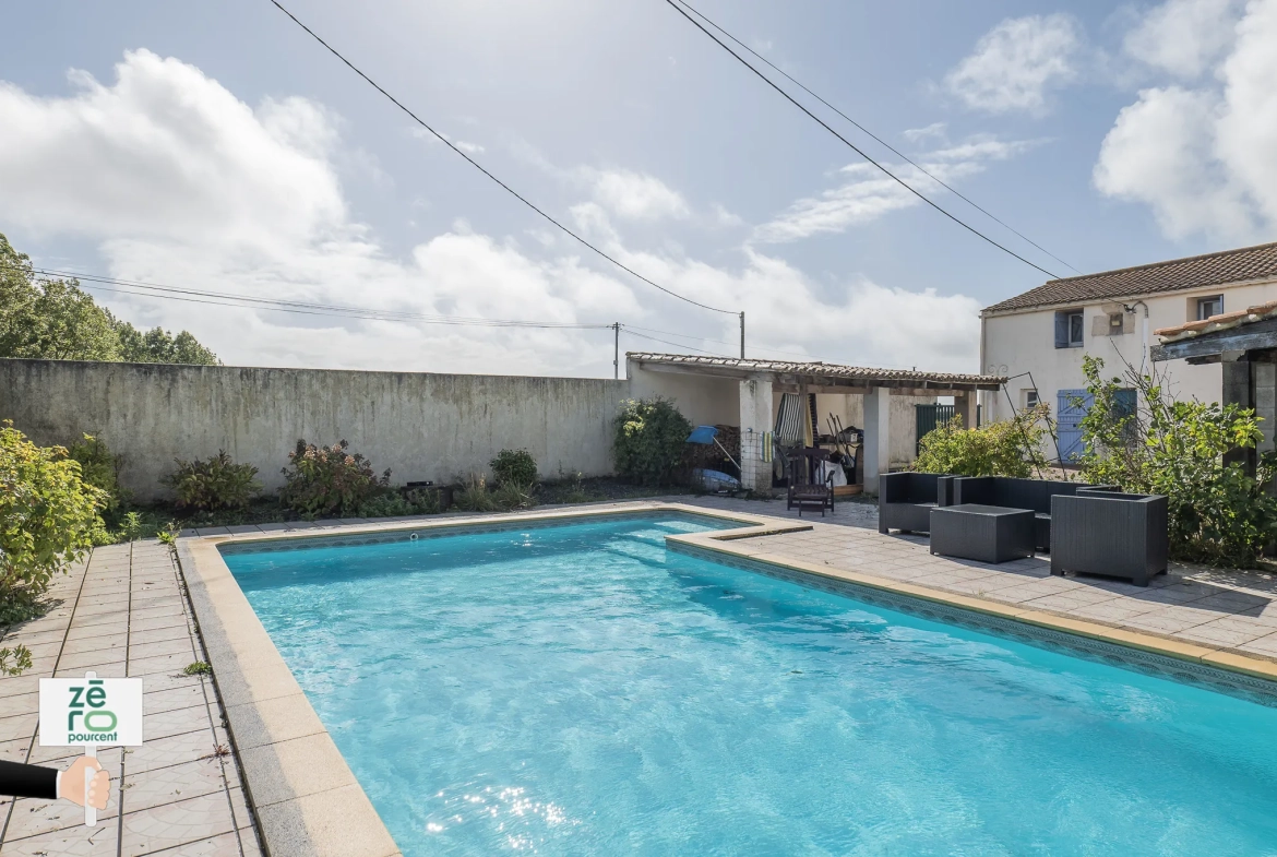 Maison familiale avec dépendance et piscine à Triaize - 238 m² 