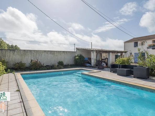 Maison familiale avec dépendance et piscine à Triaize - 238 m²