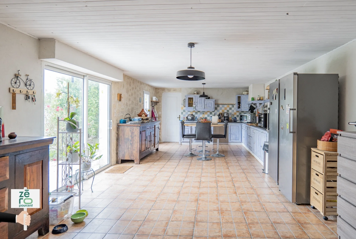 Maison familiale avec dépendance et piscine à Triaize - 238 m² 