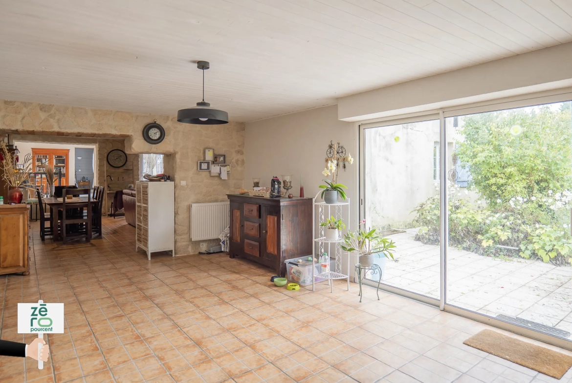 Maison familiale avec dépendance et piscine à Triaize - 238 m² 