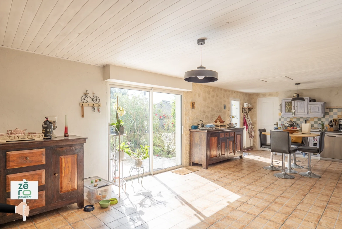 Maison familiale avec dépendance et piscine à Triaize - 238 m² 