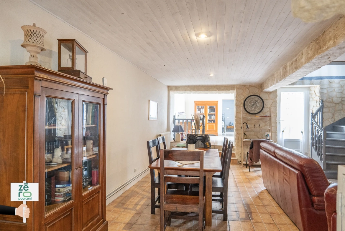 Maison familiale avec dépendance et piscine à Triaize - 238 m² 